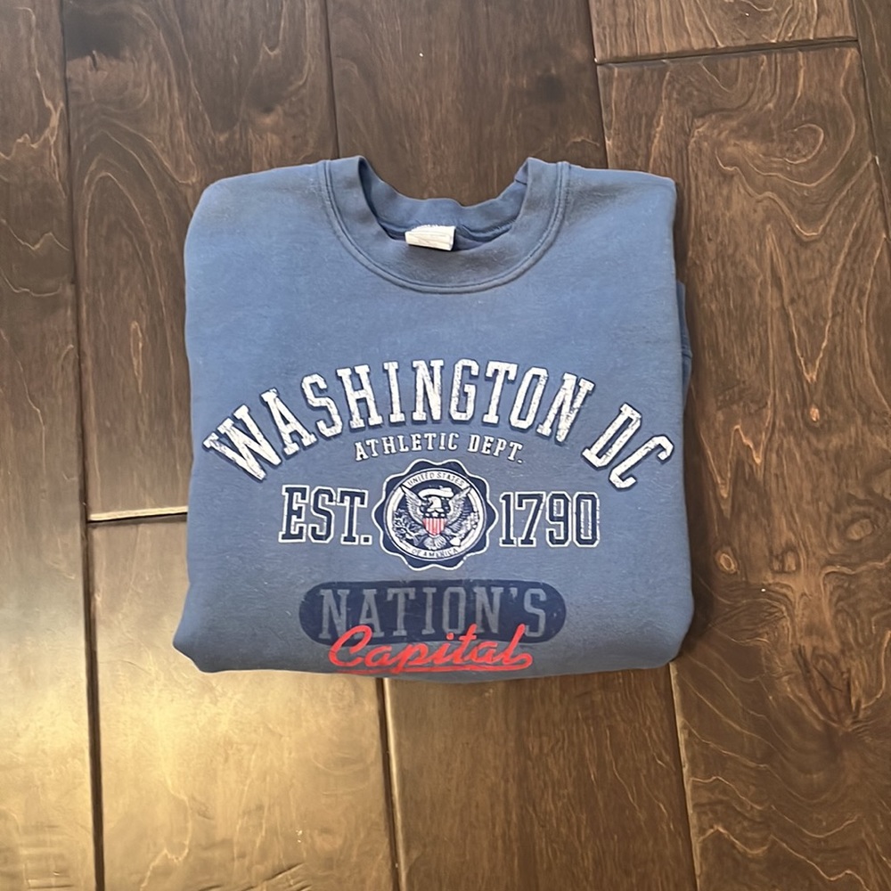 Vintage looking crewneck! Super cute and trendy!
